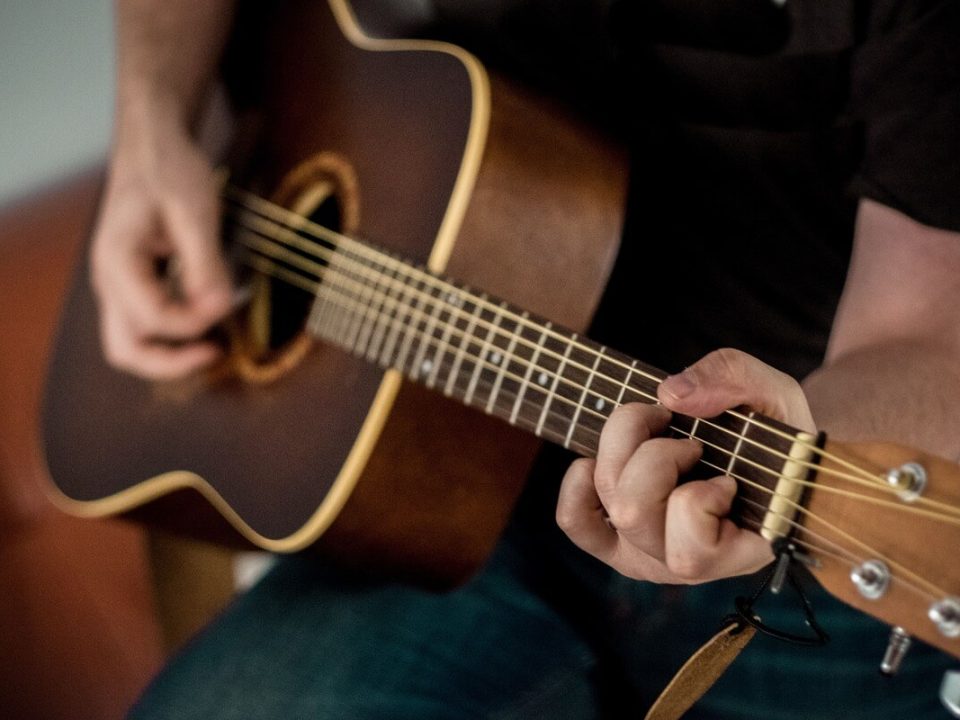 Cum să cânți la chitară: Descoperă trucuri și acorduri esențiale pentru a cânta melodiile tale preferate.