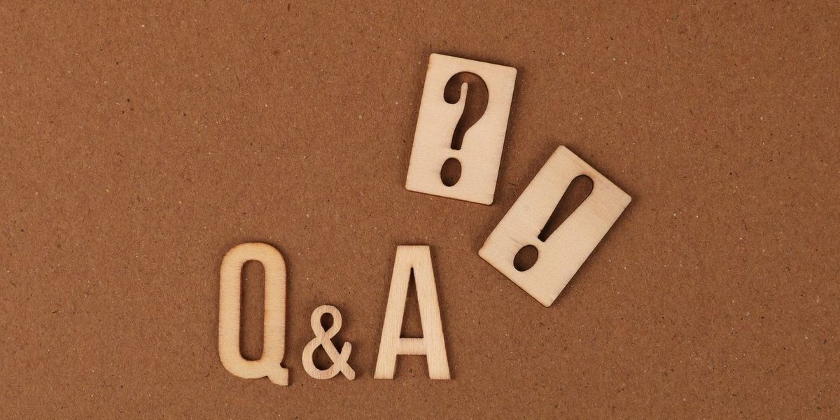 Simboluri Q&A și semne de întrebare reprezentând întrebările afișate în Google
