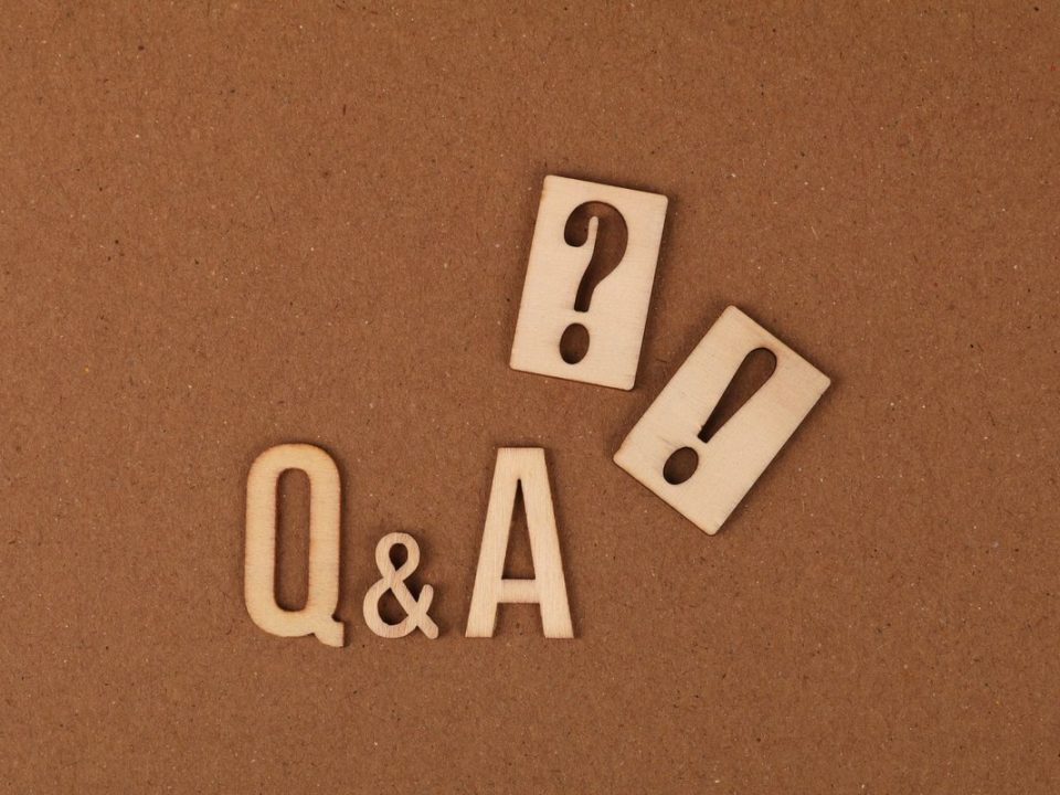Simboluri Q&A și semne de întrebare reprezentând întrebările afișate în Google